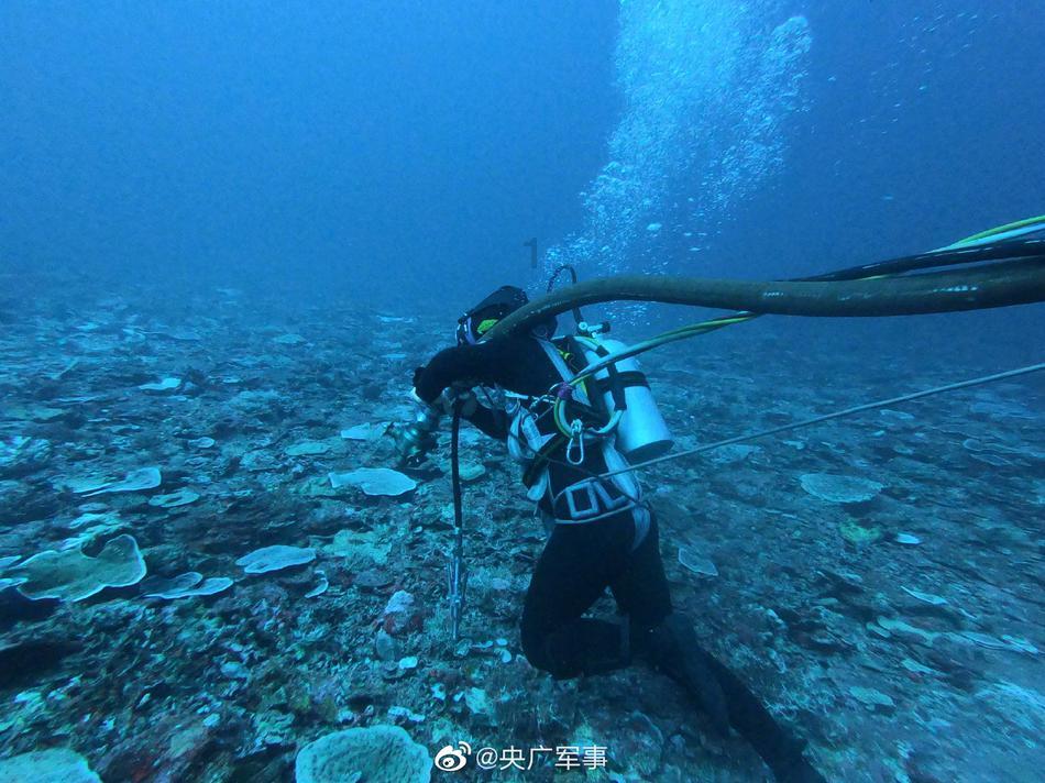 48岁王艳下地干农活，全副武装化浓妆惹争议，是在做秀吗？游戏画面
